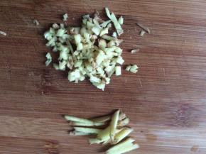 姜一半切丝一半剁碎
