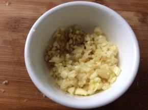 蒜末姜末放一起