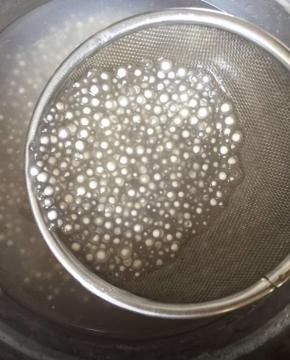 首先清水煮沸，放入西米煮到中间小白点周边透明状