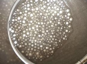 首先清水煮沸，放入西米煮到中间小白点周边透明状