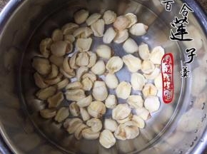 莲子浸泡，去芯掰开
