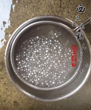 捞出西米，过冷水冲洗至一粒粒分明不粘