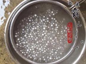 捞出西米，过冷水冲洗至一粒粒分明不粘