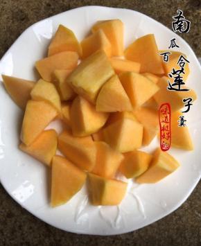 南瓜去皮去籽，滚刀切块状