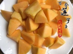 南瓜去皮去籽，滚刀切块状