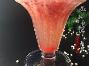 凉透了的西米加入西瓜汁里