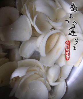 鲜百合掰开洗净待用（如是干百合要提前浸泡）