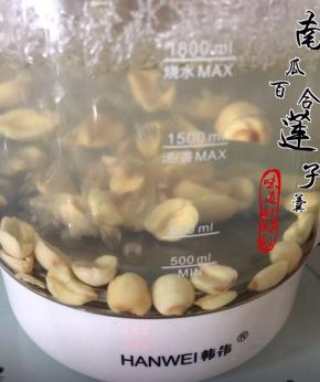 将浸泡好的莲子放入锅中清水煮开（如果用的是干百合可一起煮）