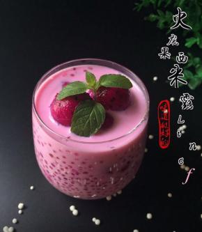 最后再加上适当果肉搅拌均匀就可以了。冷藏后更好吃哦