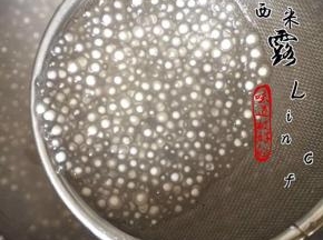 清水煮沸后加入西米，煮至透明，中间一小白点