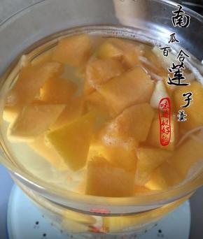 待莲子煮糯时加入南瓜、鲜百合，继续煲煮