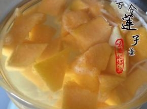 待莲子煮糯时加入南瓜、鲜百合，继续煲煮