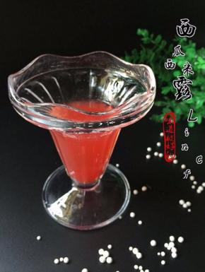 将部分西瓜果肉榨成西瓜汁装杯待用