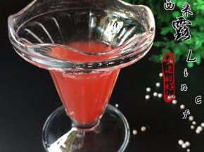 将部分西瓜果肉榨成西瓜汁装杯待用