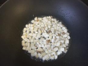 锅里热油炒杏鲍菇到变软