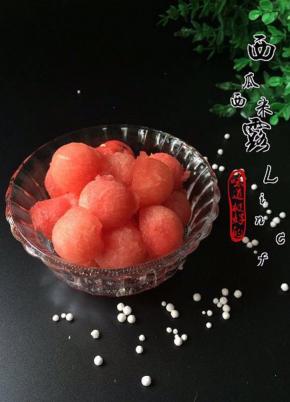 首先将西瓜挖肉待用