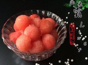 首先将西瓜挖肉待用