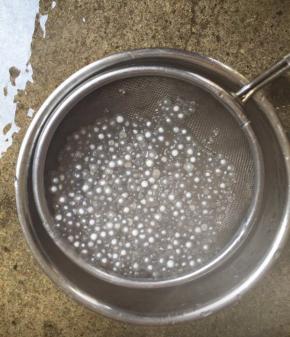 捞出西米，过冷水冲洗至一粒粒分明不粘