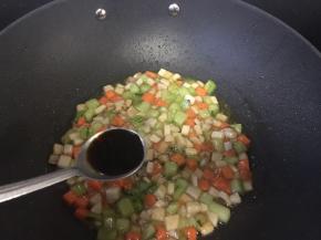 出锅加一点水淀粉勾芡加一点酱油调味即可