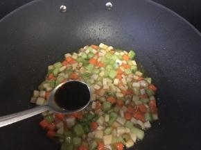 出锅加一点水淀粉勾芡加一点酱油调味即可