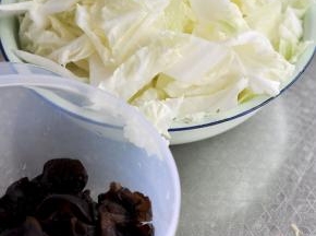 木耳提前用水浸泡1小时以上，然后撕成小朵。