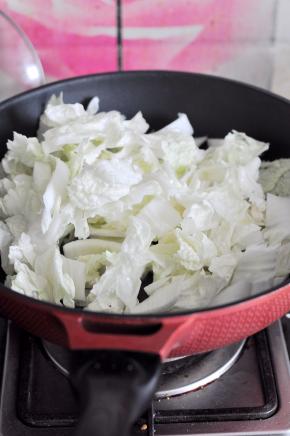 倒入白菜。