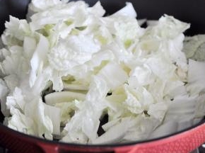 倒入白菜。