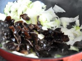 翻炒至白菜变软，倒入木耳。