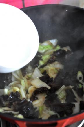 最后倒入少量水淀粉勾茨，关火加入味精。