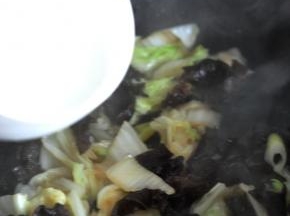 最后倒入少量水淀粉勾茨，关火加入味精。