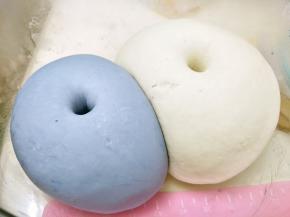 面团揉光滑后发酵到大约2倍大。