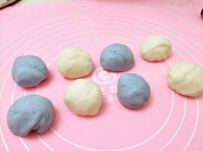 排气，揉好。取出部分俩色面团，分成等量小面团。大约一个25克。做绣球馒头。