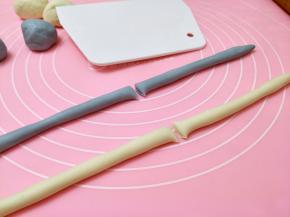 搓成长条行，切开成4条。