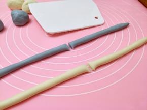 搓成长条行，切开成4条。