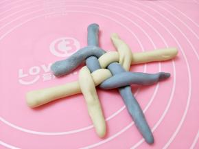 蓝色条开始搭，再白色，蓝色，白色。逆时针一圈完成。