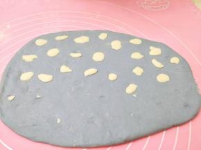 另外一个卷卷型。蓝色面团擀开，放一些白色小面团，擀平。