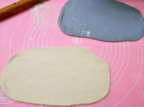 白色面团擀开和蓝色面团大小差不多的，放到蓝色面团的纯色部分。