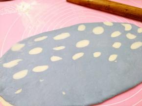 适当擀一下俩片，让面片更贴实。