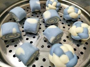 上锅。醒发，大概30分钟左右，接触馒头，很轻的感觉。蒸20分钟。