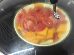 南瓜和番茄用碟子装好放锅里蒸29分钟