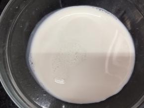 用一大碗倒入牛奶