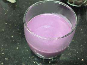 自己喜欢怎么装杯就怎么装
我是先装1/2杯紫薯奶，再放奥利奥饼干碎进去，没放满，上面放点小植物～
拍个美照，OK，可以开喝了！