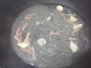 倒入适量的水，转中小火，盖上锅盖煮5分钟