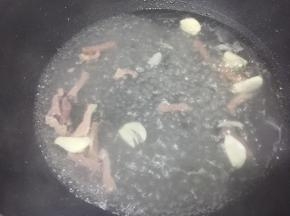 倒入适量的水，转中小火，盖上锅盖煮5分钟