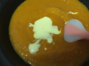 放入炼乳，一边煮一边搅拌