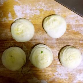 两端收口旋转按压成饼