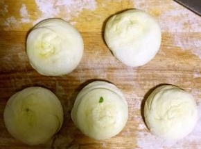 两端收口旋转按压成饼
