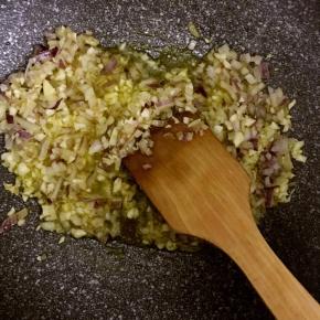 放入洋葱丁和蒜末爆香