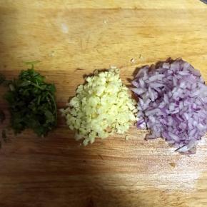 烧水的过程中准备洋葱丁，蒜末及香菜段