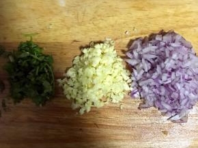 烧水的过程中准备洋葱丁，蒜末及香菜段